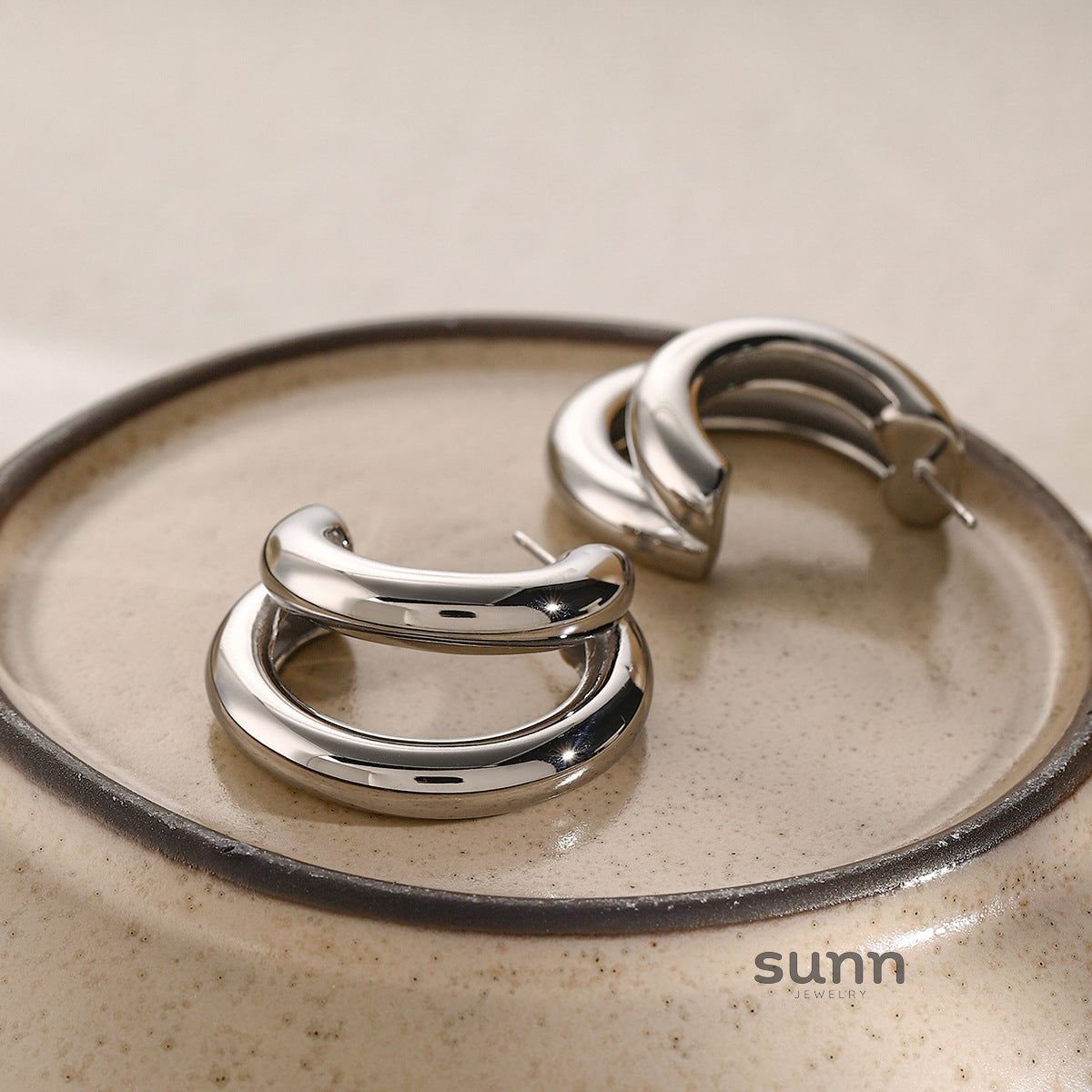 Eliza Sleek C Hoop Earrings [Y70ANCVA]
