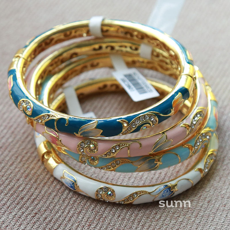 Ellagrace Delicate Lotus Bangle [CEGDONAI]