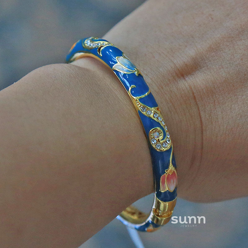 Ellagrace Delicate Lotus Bangle [W2YREGHG]