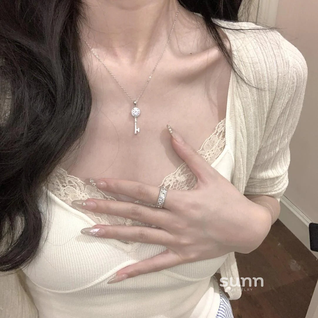 Ellanore Dazzling Key Necklace