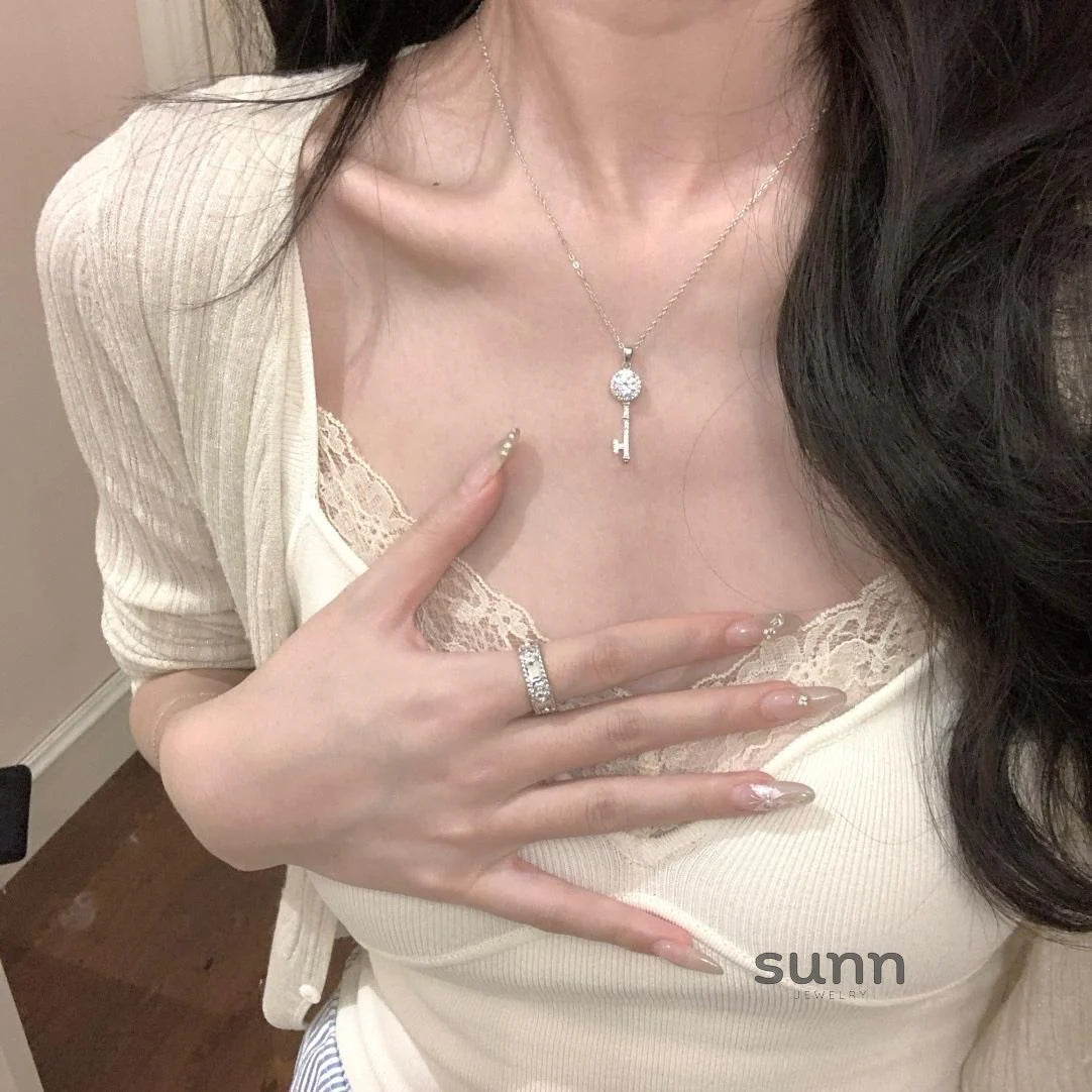 Ellanore Dazzling Key Necklace