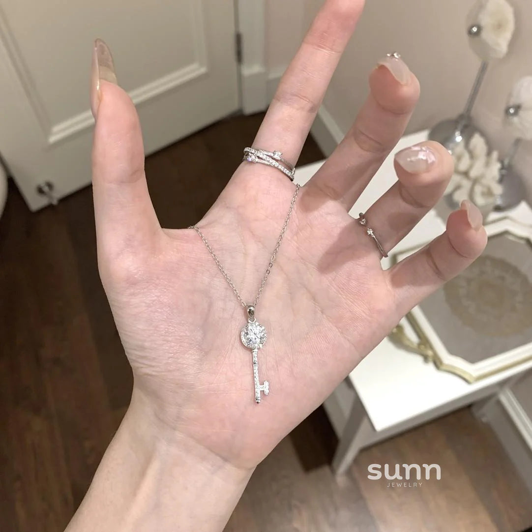 Ellanore Dazzling Key Necklace