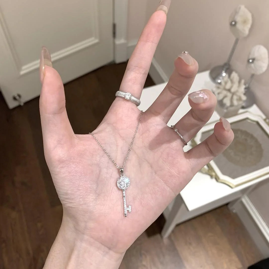 Ellanore Dazzling Key Necklace