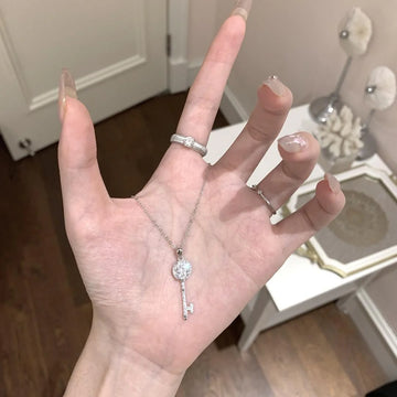 Ellanore Dazzling Key Necklace