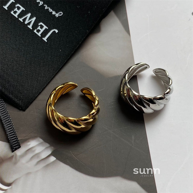 Ellasyn Angular Titanium Ring [5GQ20T7M]
