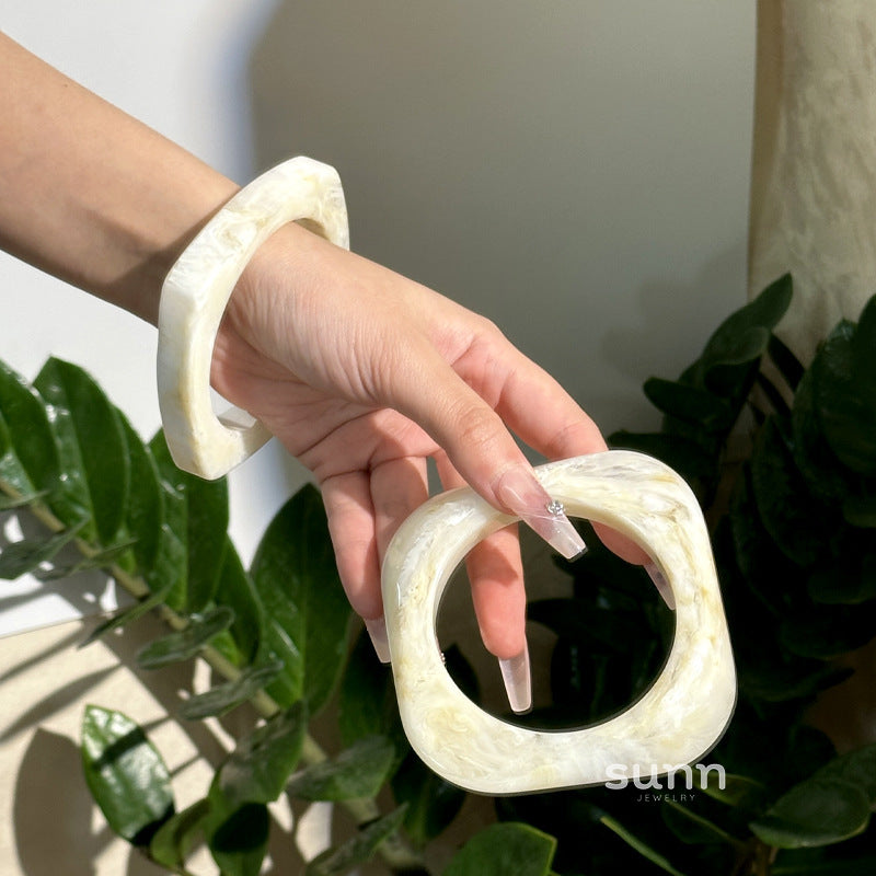 Ellasyn Sculptural Resin Cuff [MOIW87OE]