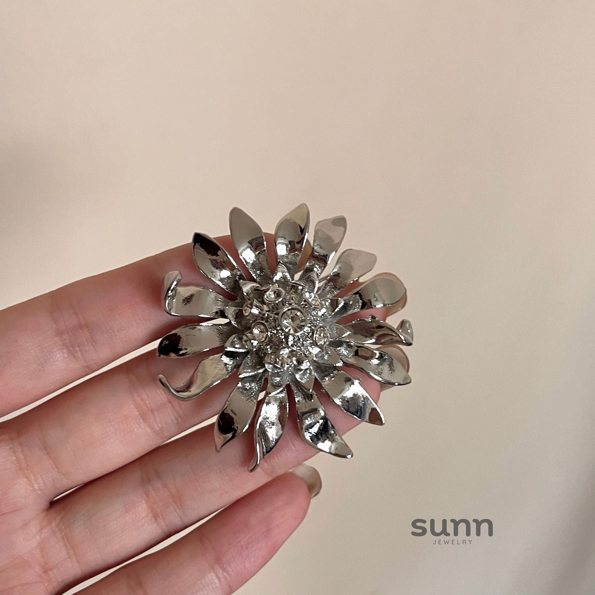 Ellery Crystal Pearl Sunflower Brooch [XMATTG6O]