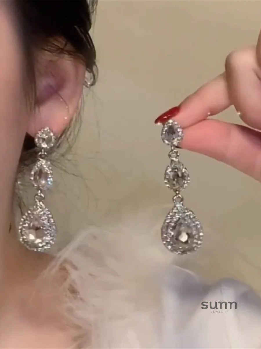 Elliett Dazzling Waterdrop Earrings