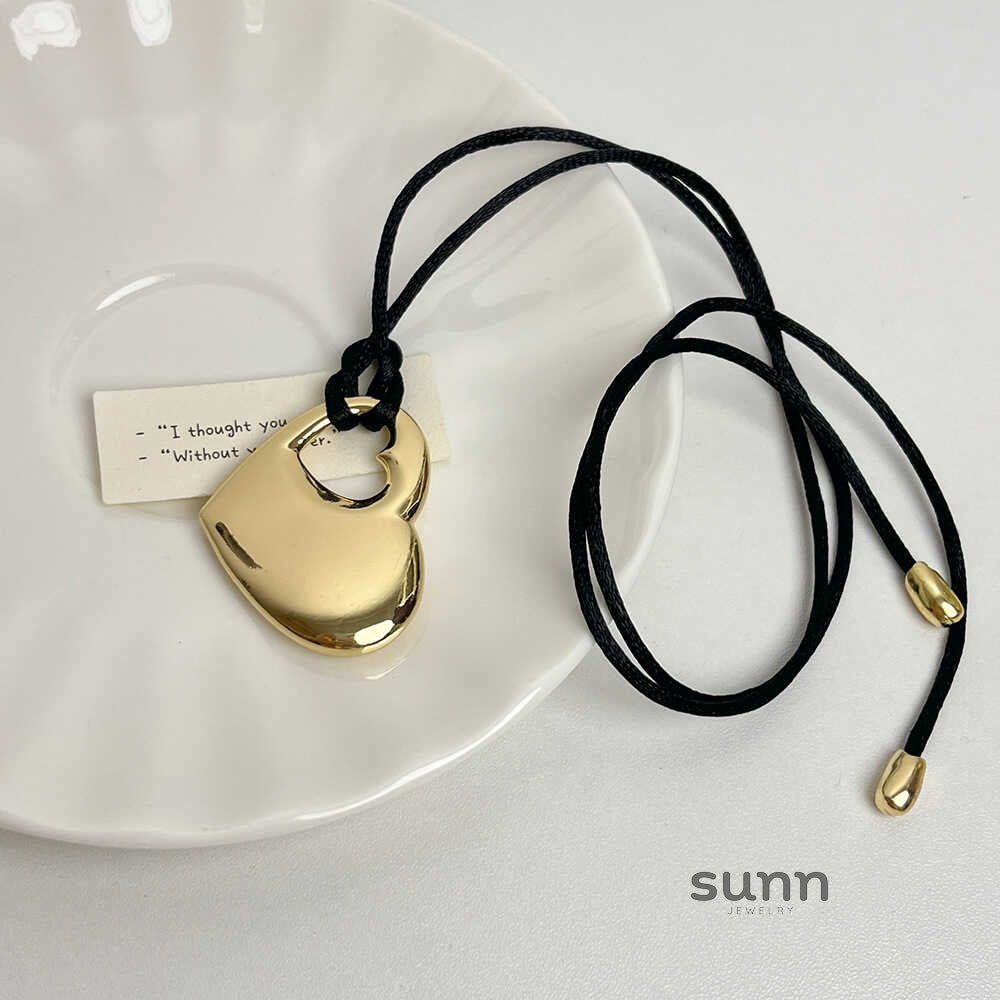 Elloise Satin Heart Choker [BF4JLIPZ]
