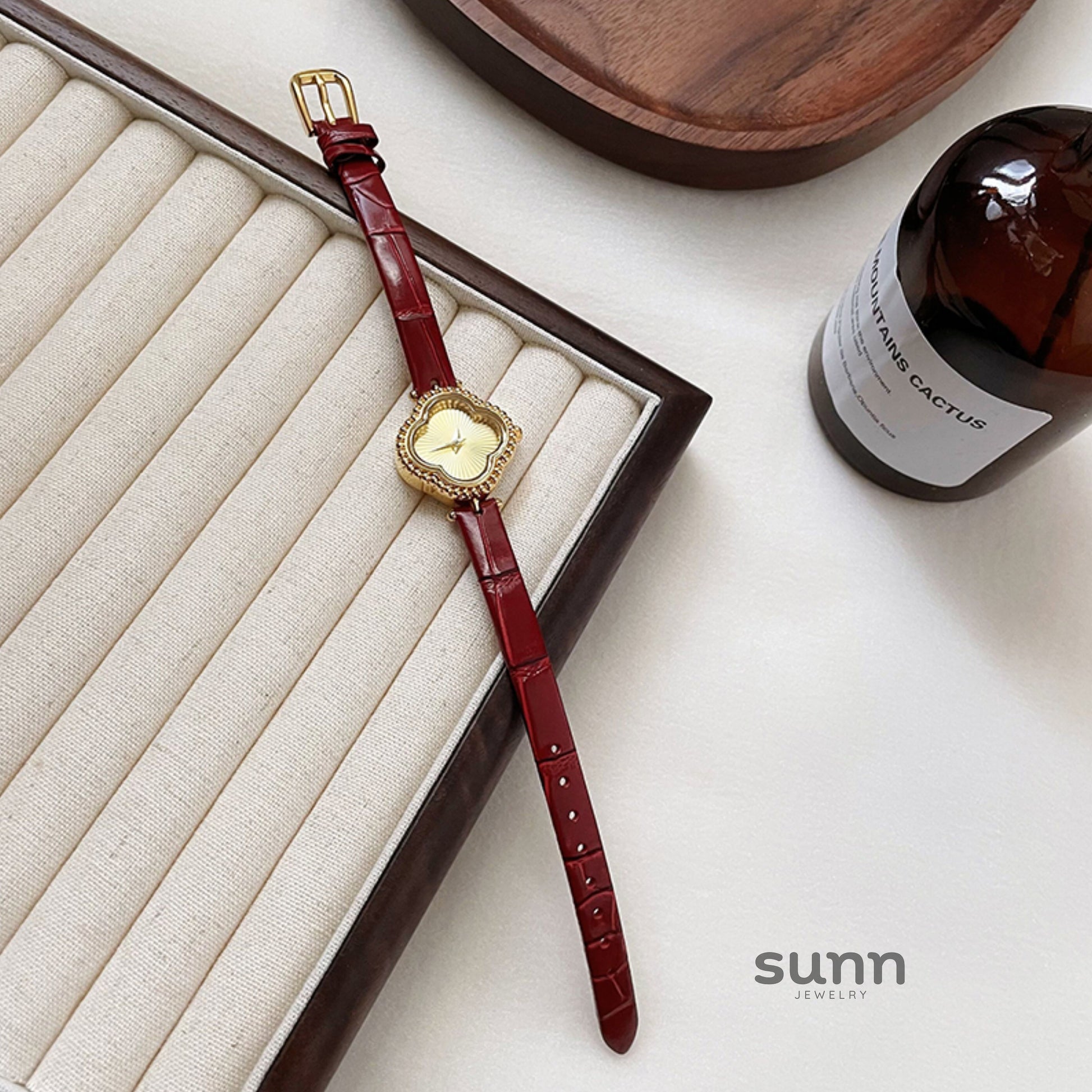 Ellyson Clover Leather Watch [B762W9BY]