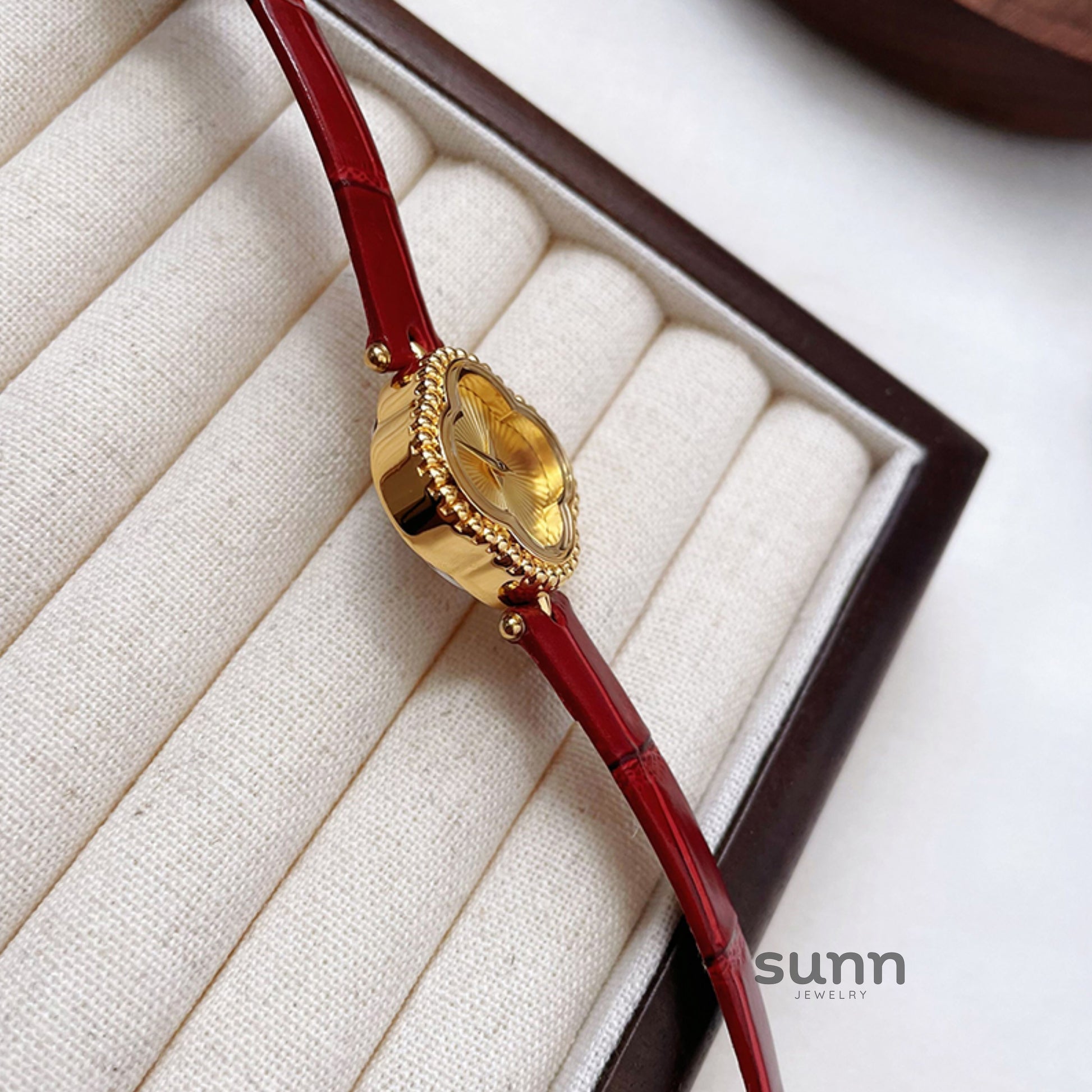 Ellyson Clover Leather Watch [8SGPXY08]