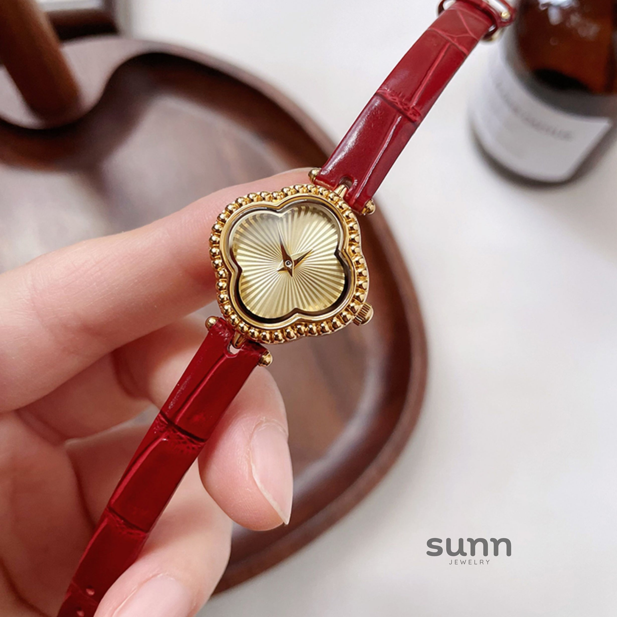 Ellyson Clover Leather Watch [TJO5Q1B8]