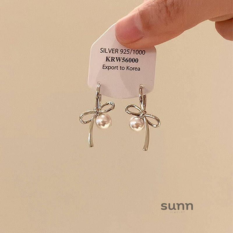 Elsa Bow Pearl Stud Earrings [GZYOF3QV]