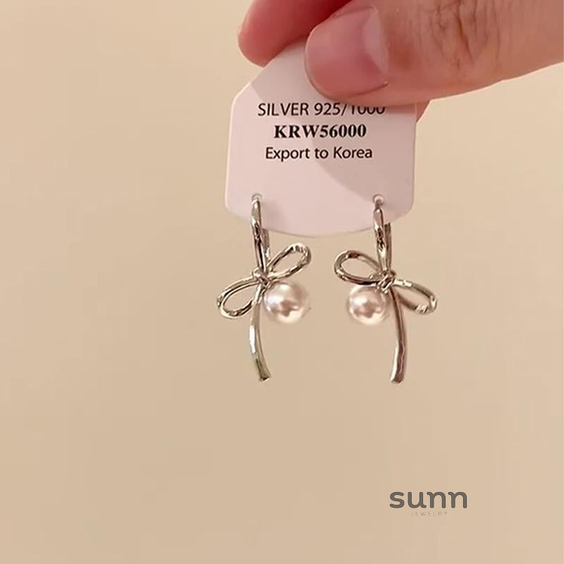 Elsa Bow Pearl Stud Earrings [NN9BW2W6]