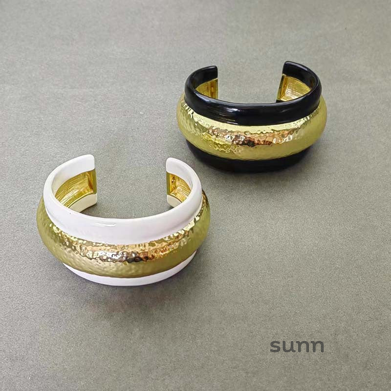 Emaan Hammered Enamel Bangle