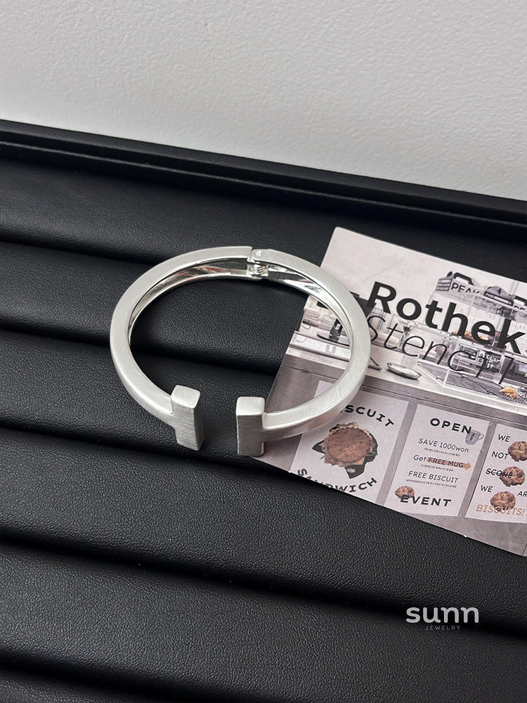 Emaleigh Minimalist Metal Bangle
