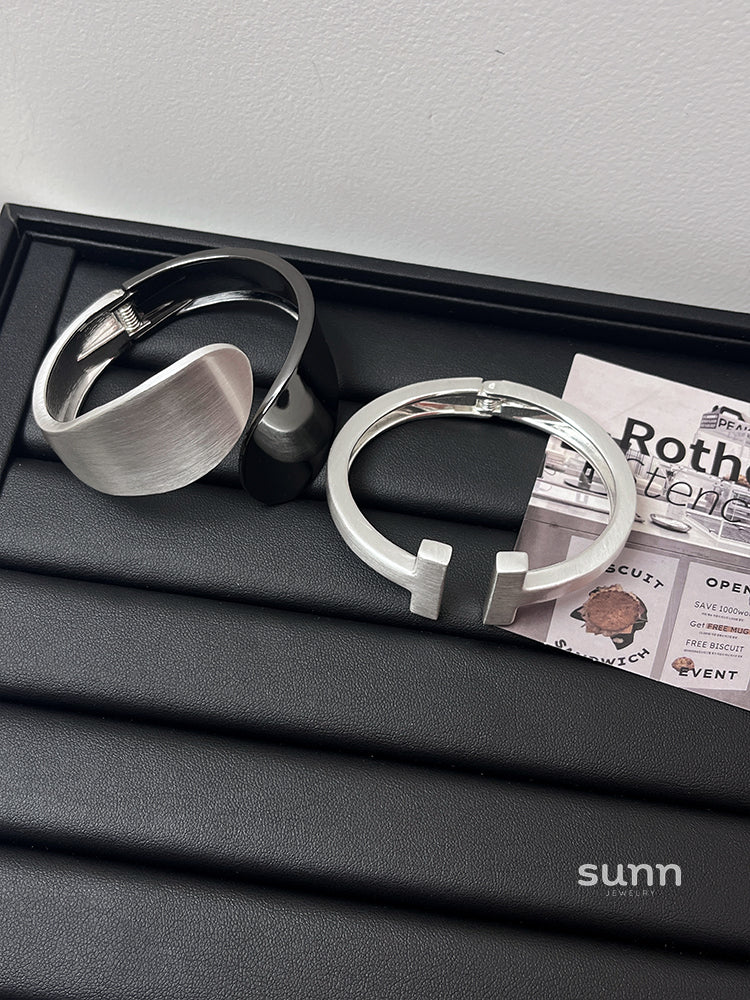 Emaleigh Minimalist Metal Bangle