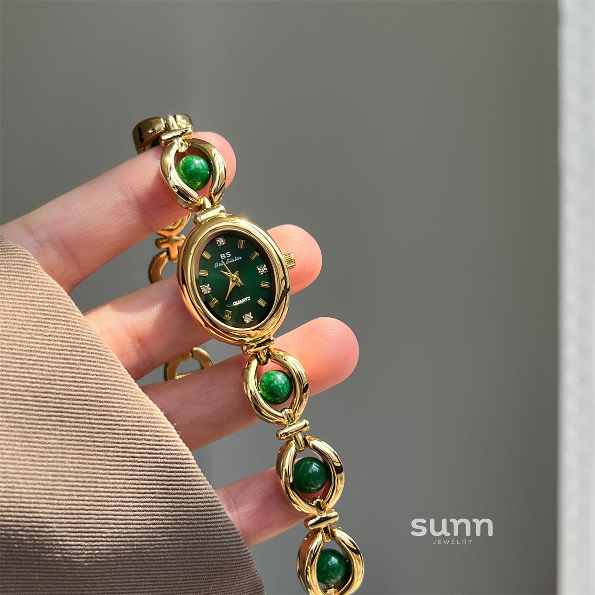Emberlynn Retro Bracelet Watch [A2XT04HI]