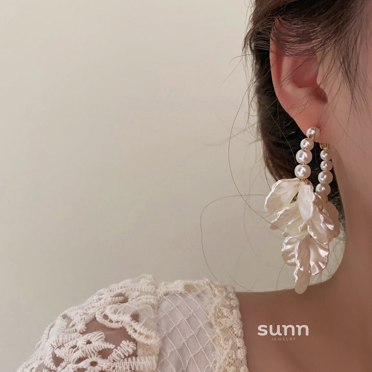 Emeli Pearl Petal Earrings [PV311K21]