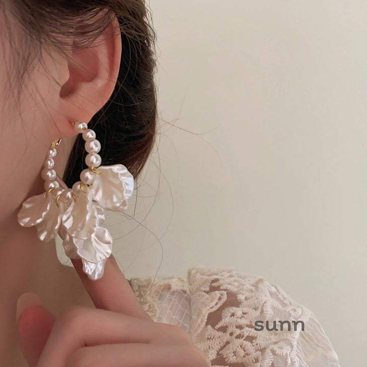 Emeli Pearl Petal Earrings [9H7YR312]