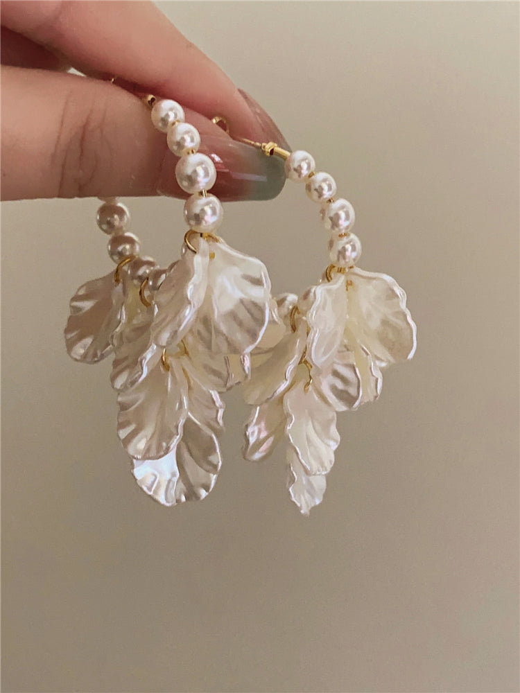 Emeli Pearl Petal Earrings [K98OJPOS]