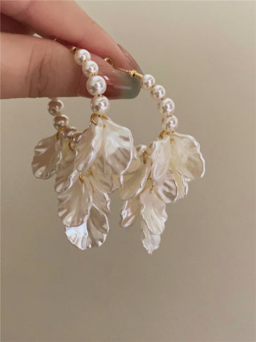 Emeli Pearl Petal Earrings [K98OJPOS]