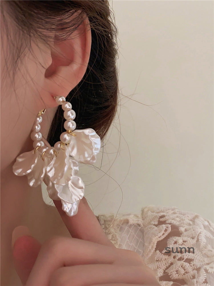 Emeli Pearl Petal Earrings [G01ZFB1E]