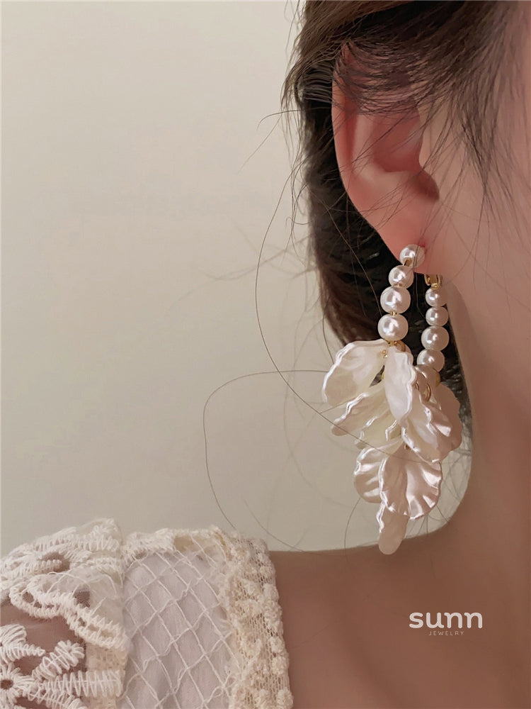 Emeli Pearl Petal Earrings [V7BTDOVV]