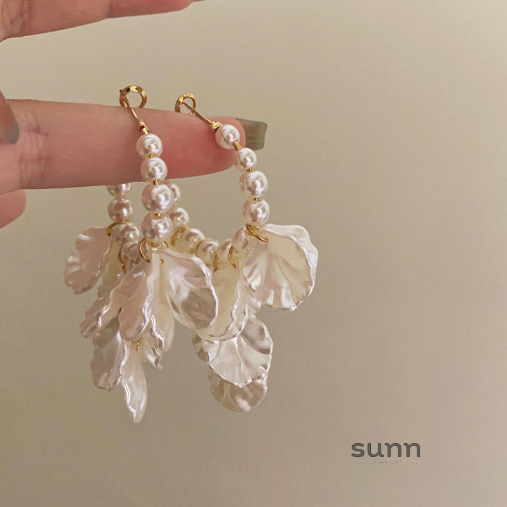 Emeli Pearl Petal Earrings [MS72DYI2]