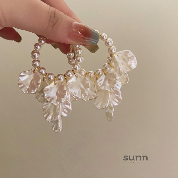 Emeli Pearl Petal Earrings [DLD4BV0L]