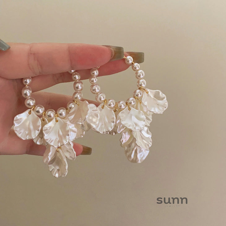 Emeli Pearl Petal Earrings [TKDGTZ8H]