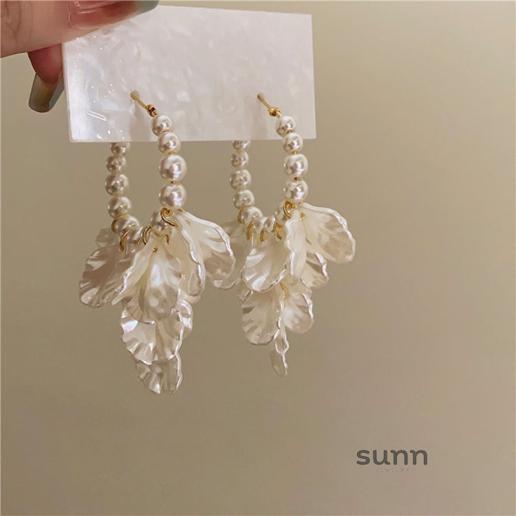 Emeli Pearl Petal Earrings [QA8Y1CT0]