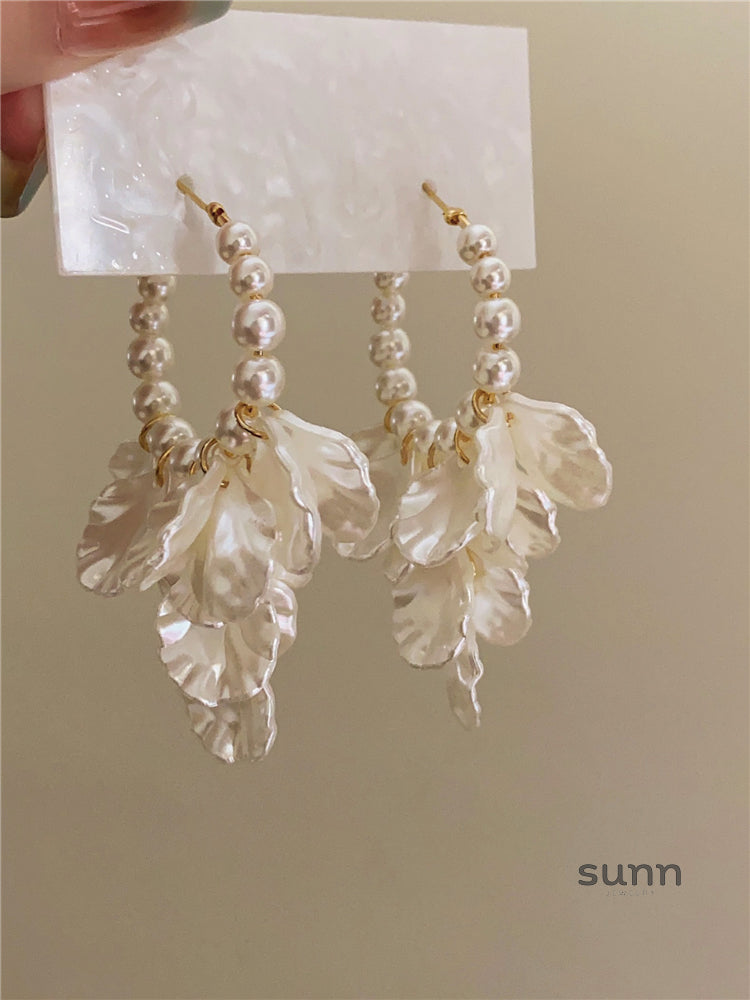 Emeli Pearl Petal Earrings [35Y58DUE]