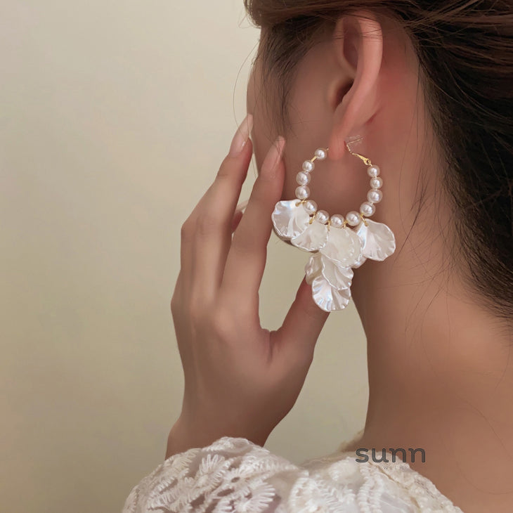 Emeli Pearl Petal Earrings [FXB0BMPO]
