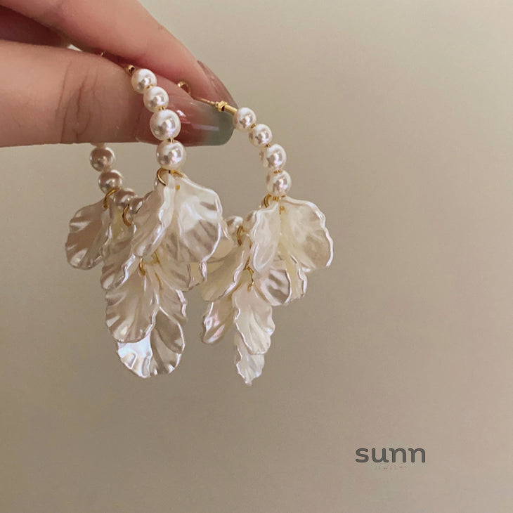 Emeli Pearl Petal Earrings [PHTRE5V4]