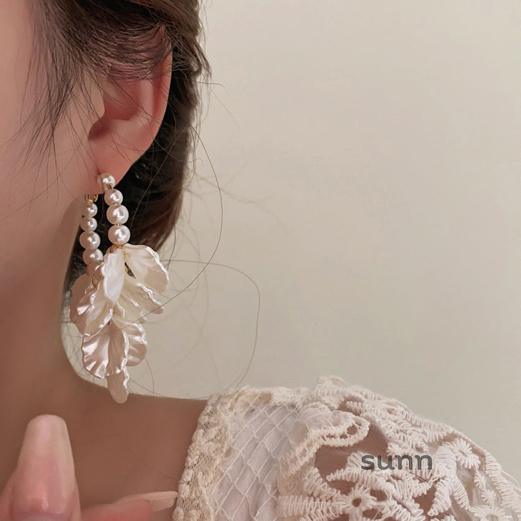 Emeli Pearl Petal Earrings [65TWB5M8]