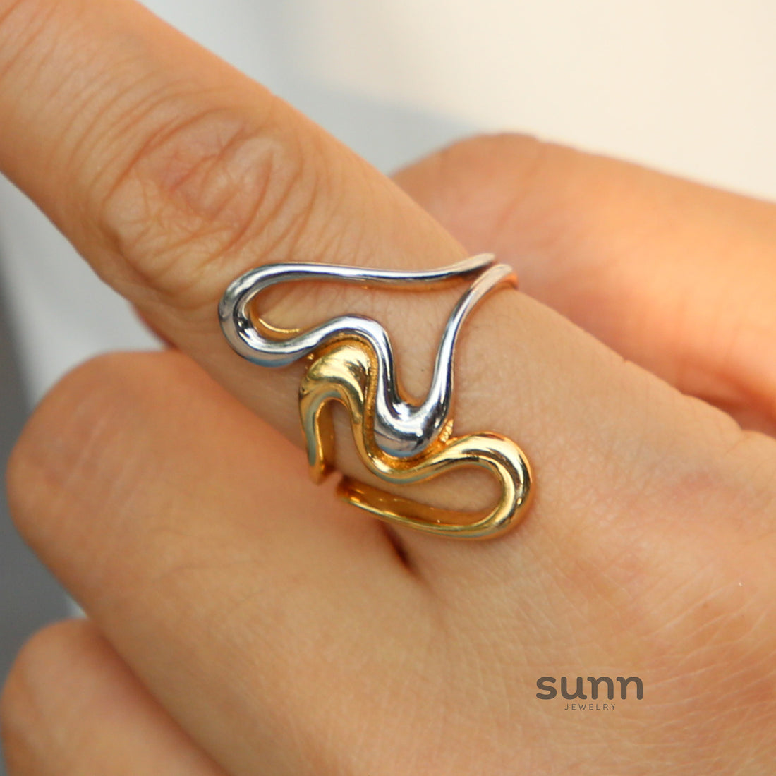 Emily Two-Tone Heart Ring [C1ASRW9X]