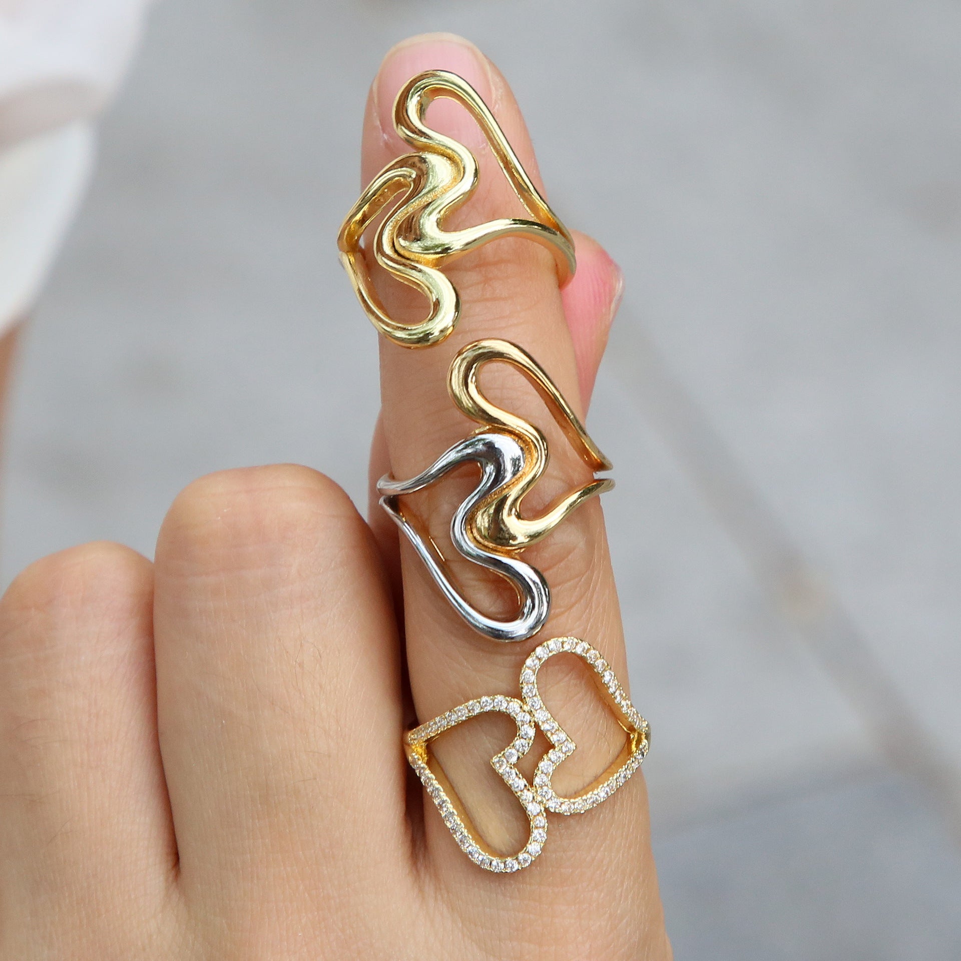 Emily Two-Tone Heart Ring [C1ASRW9X]