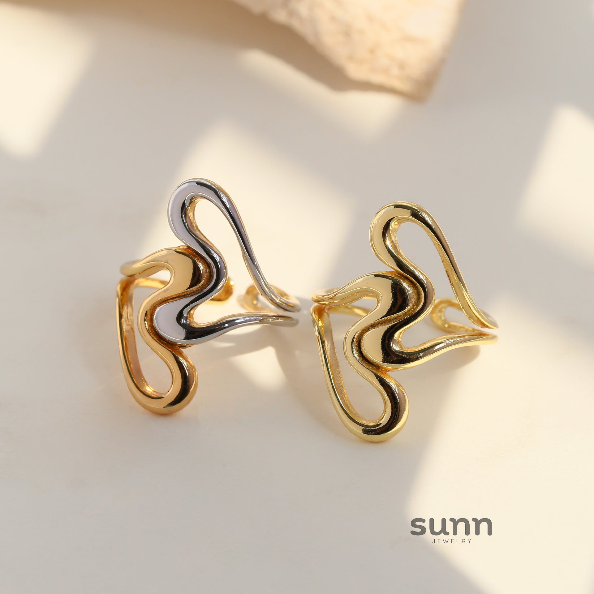 Emily Two-Tone Heart Ring [8K7SYD1I]