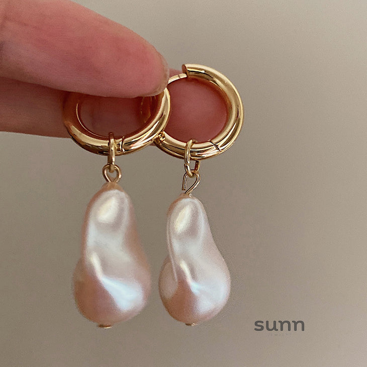 Emmajean Baroque Pearl Drop Earrings [E8TOFG48]