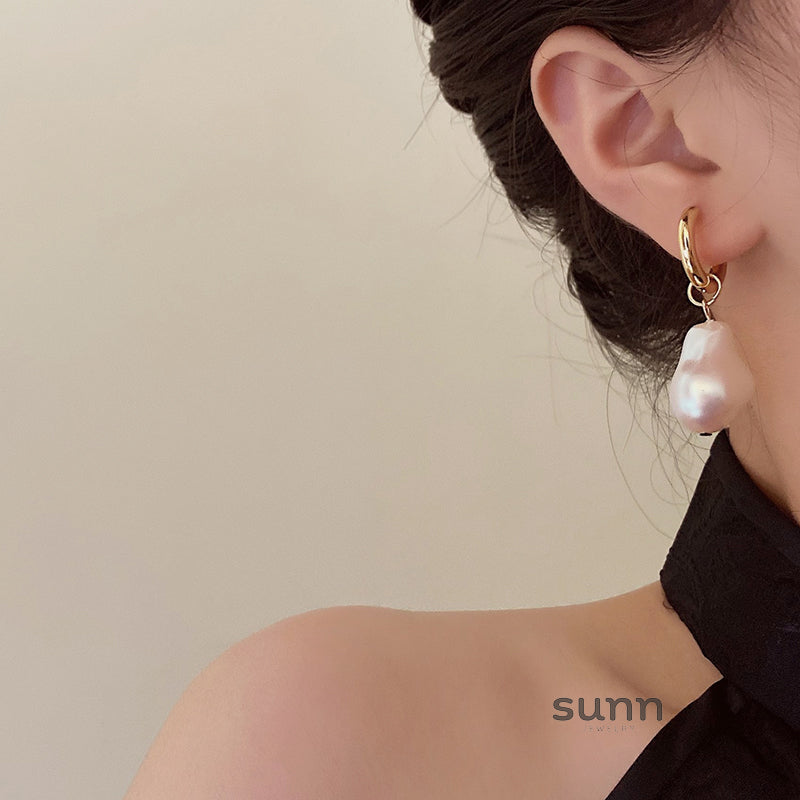 Emmajean Baroque Pearl Drop Earrings [IKYA5AEP]