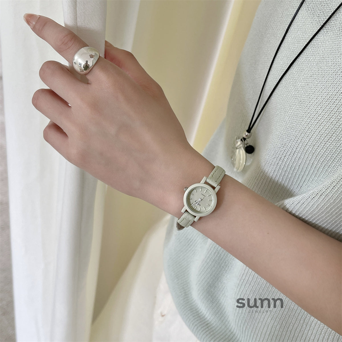 Emmerson Petite Leather Watch [ZJ9X7RC0]