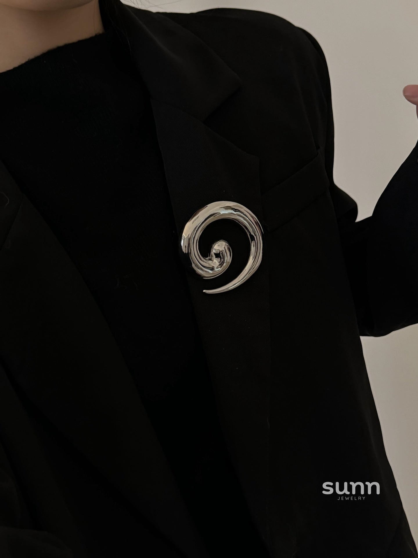 Ensley Sculptural Snail Brooch [E64ZAHDV]