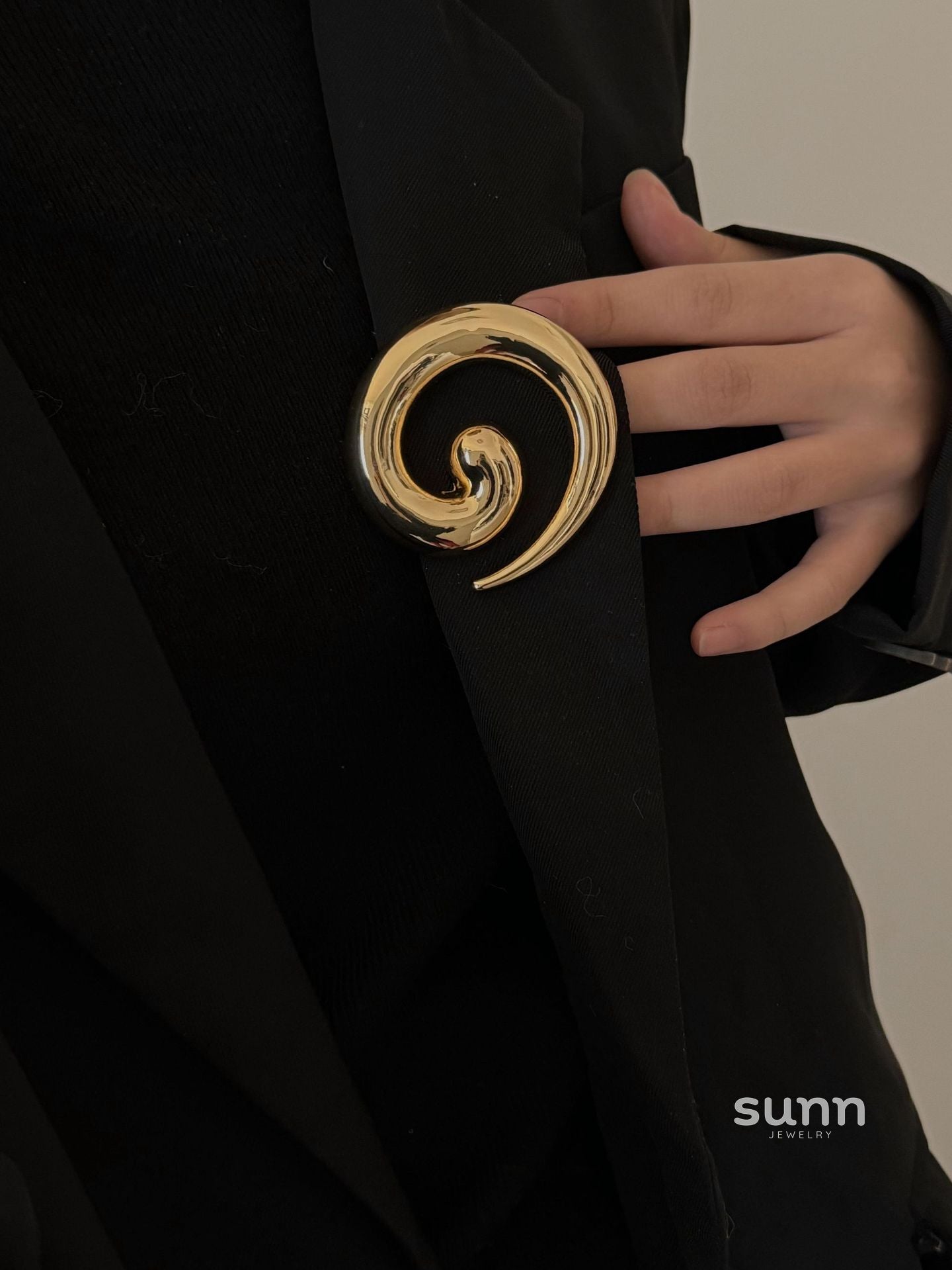Ensley Sculptural Snail Brooch [WE3SYHIN]