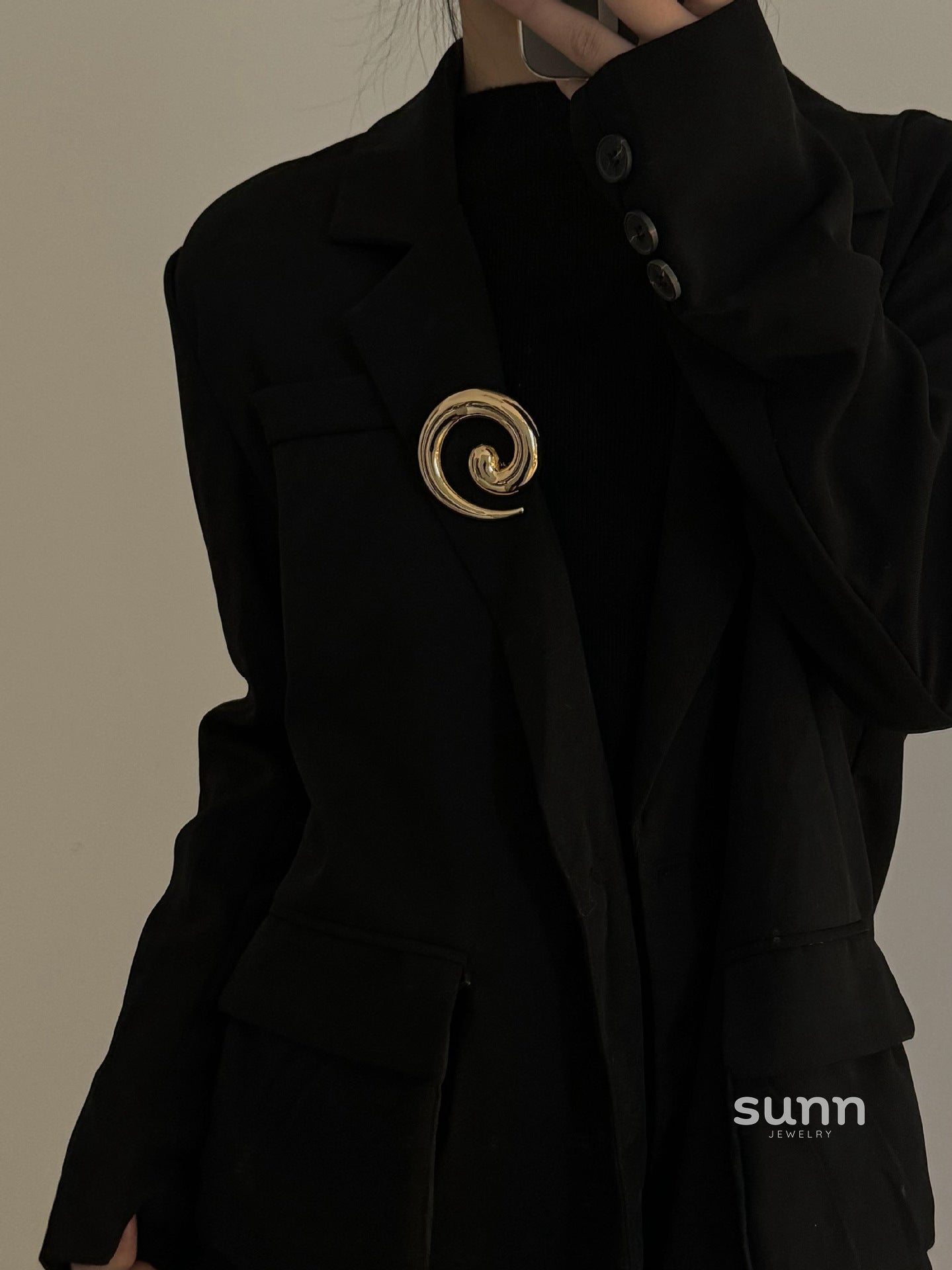 Ensley Sculptural Snail Brooch [B67VCC2Z]