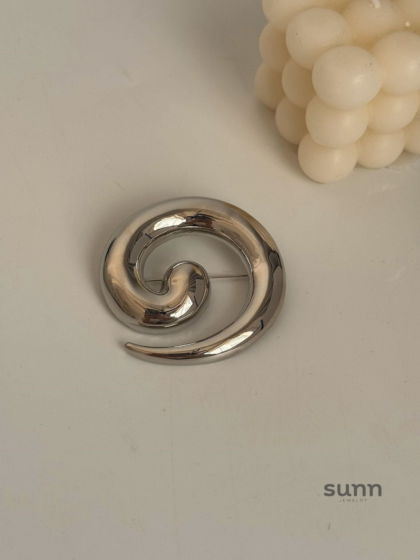 Ensley Sculptural Snail Brooch [K3X7PQRK]