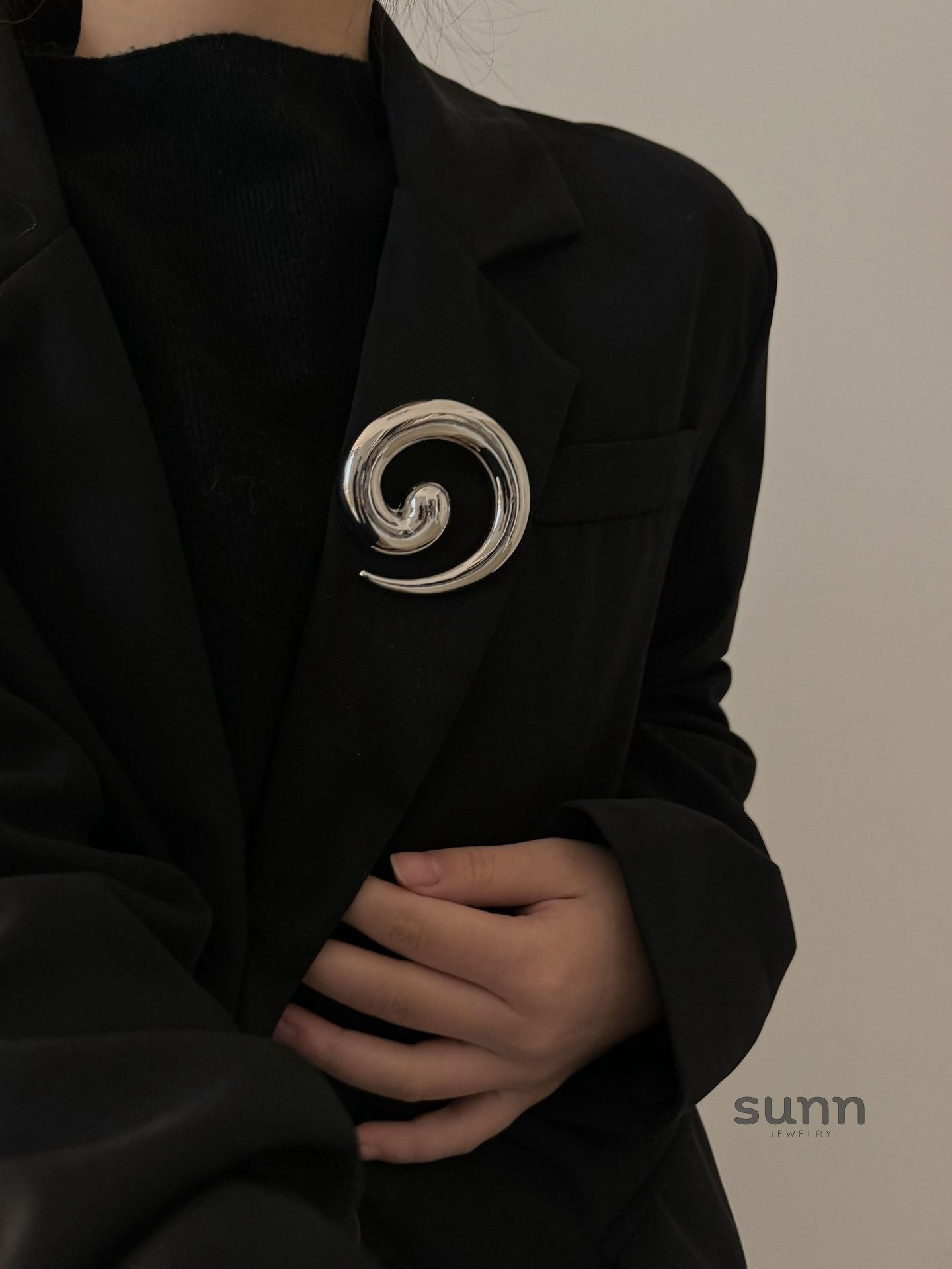 Ensley Sculptural Snail Brooch [LYX3OUPC]