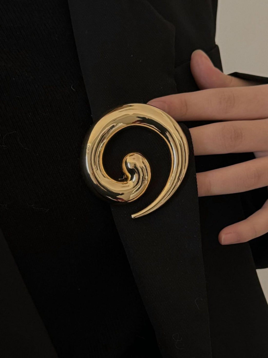 Ensley Sculptural Snail Brooch [A7QX0YDN]