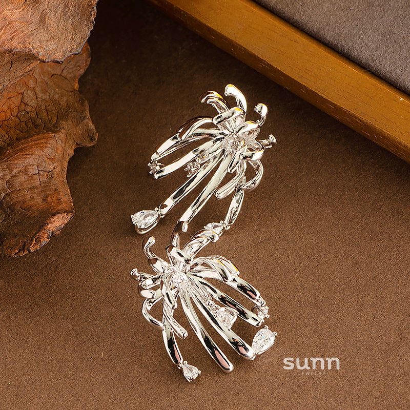 Etty Crystal Bloom Tassel Earrings [UX25VFAP]