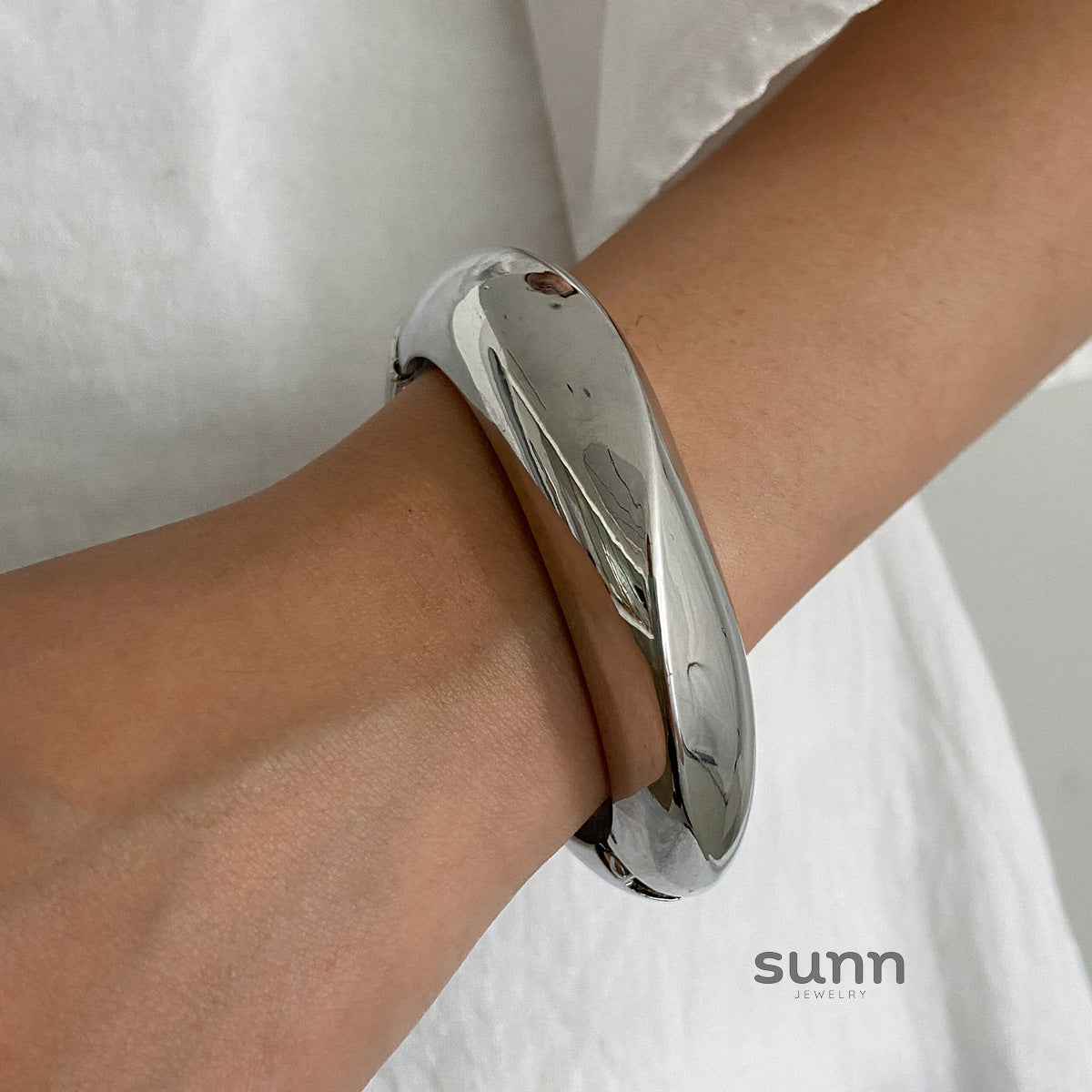 Evah Swirl Resin Bangle [03WN0U1A]